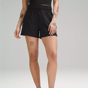 Lululemon Cinchable Waist High-Rise Woven Short 3.5" in Black (S)